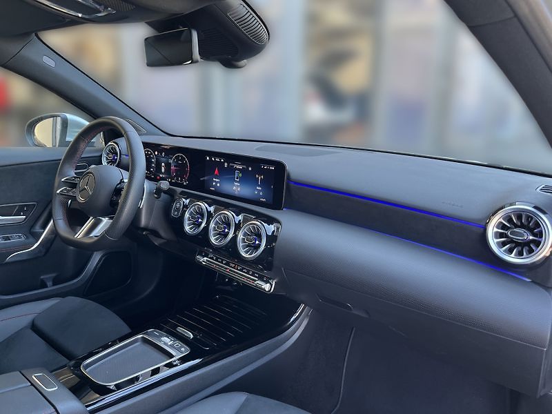 Mercedes-Benz Třídy A 200 d AMG Style Edition - fotka 15 z 17