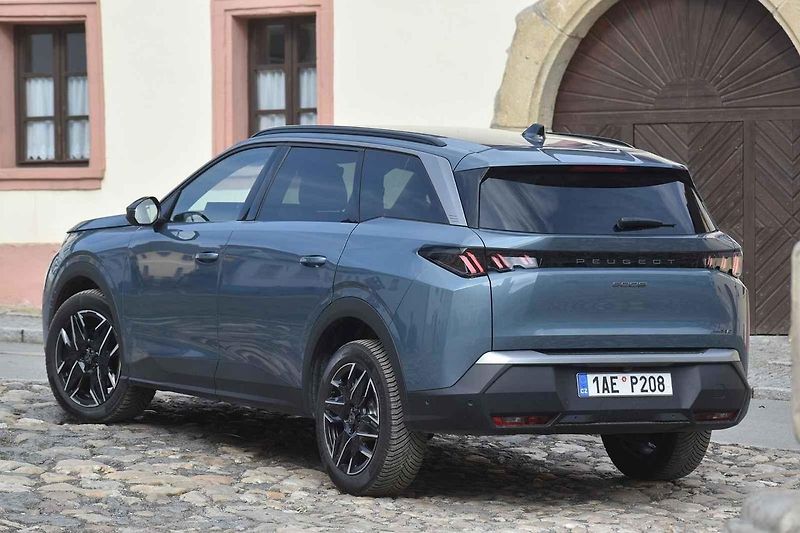 Peugeot 5008 v nové generaci narostl.