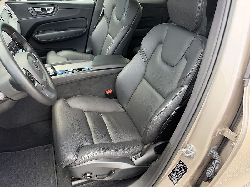 Volvo XC60 PLUS Bright B5 AWD - fotka 11 z 24