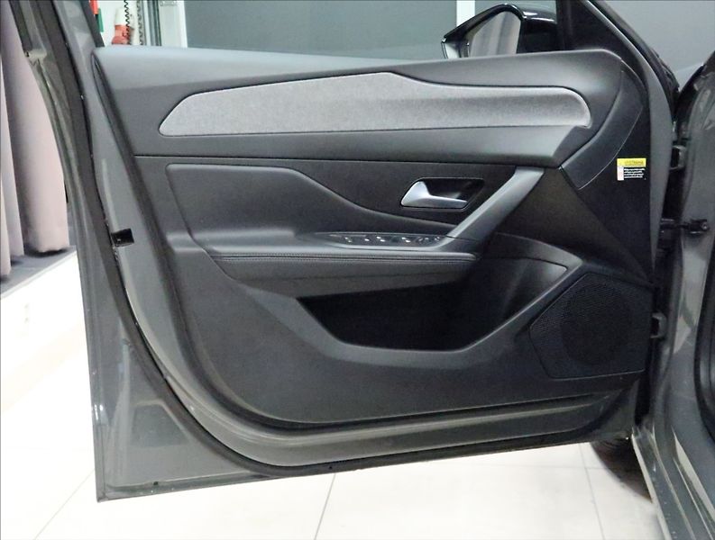 Peugeot 308 1,2 PT ALLURE NAVI KAMERA ČR - fotka 8 z 46