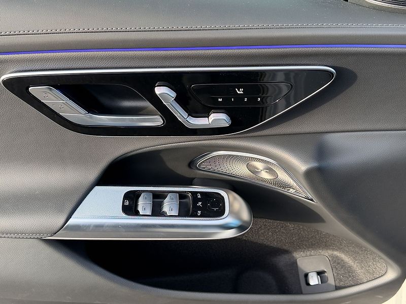 Mercedes-Benz Třídy E E 220 d 4MATIC - fotka 23 z 35