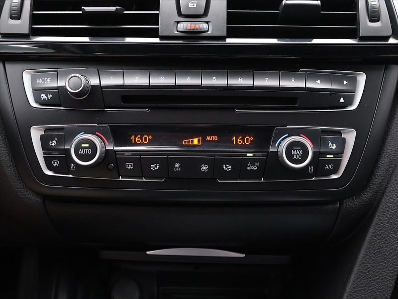 BMW Řada 3 3,0 330d xDrive 190kW M-paket - fotka 23 z 35
