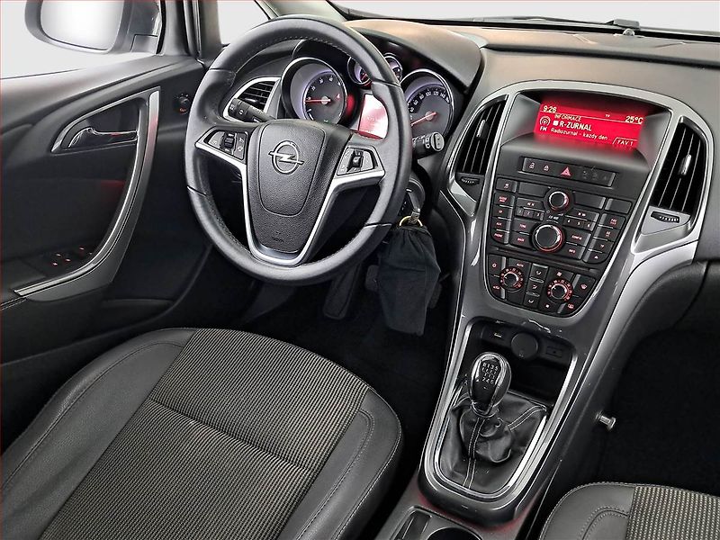 Opel Astra (2012) 1.4 T, Tempomat, Park. senzory - fotka 7 z 17