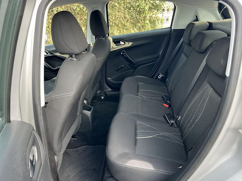 Peugeot 208 1.2i KLIMATIZACE ABS ASR ESP - fotka 23 z 41