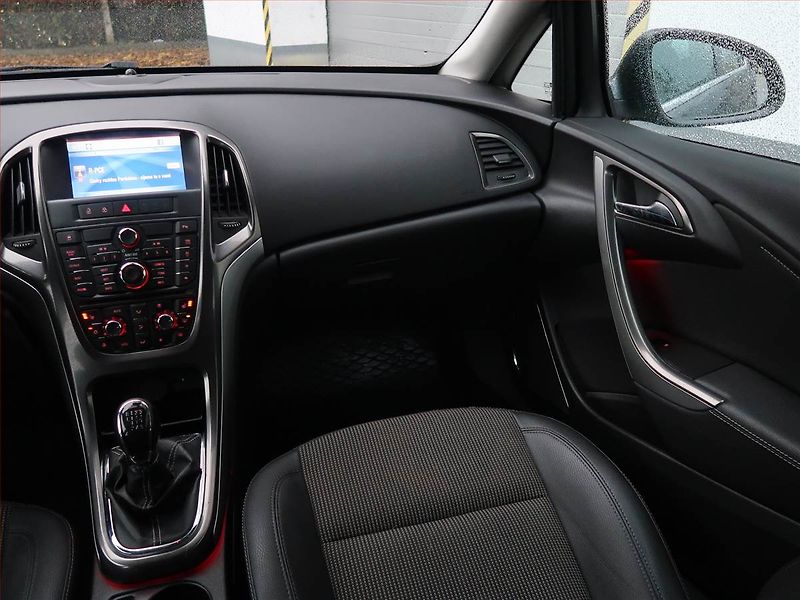 Opel Astra (2011) 2.0 CDTI, Navi, Xenony - fotka 8 z 17