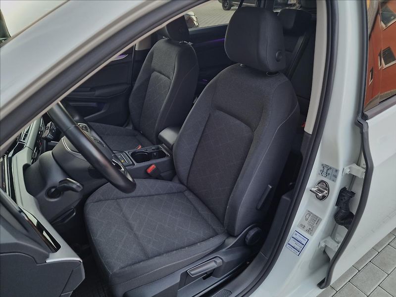 Volkswagen Golf 2.0TDI 85kW Life Variant,1Maj - fotka 37 z 50