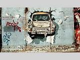 Trabant na pozůstatcích Berlínské zdi.