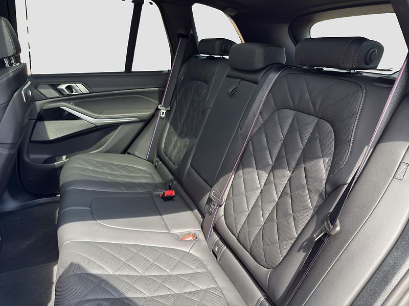 BMW X5 M60i - fotka 16 z 23