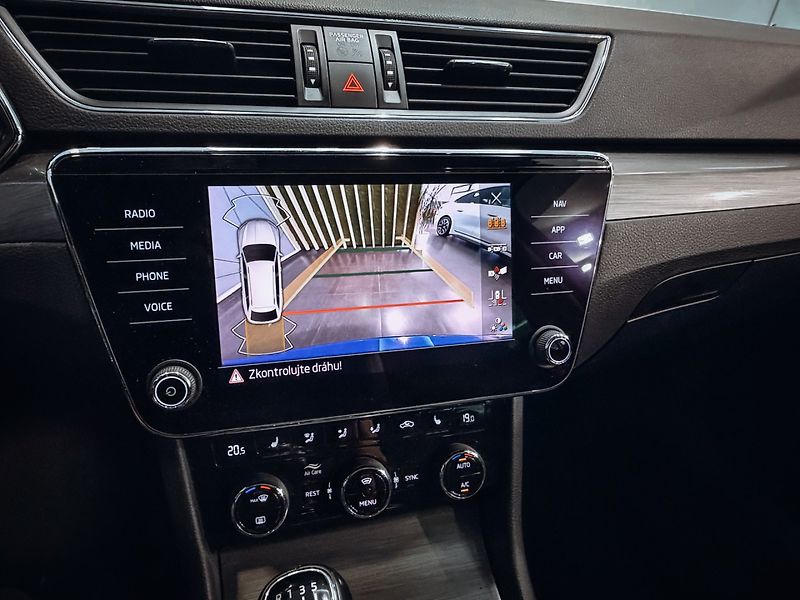 Škoda Superb 2.0 TDI 110kW Style Combi - fotka 20 z 30