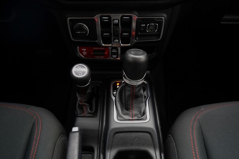 Jeep Wrangler 3.6i V6/Rubicon/4x4/AT - fotka 35 z 53