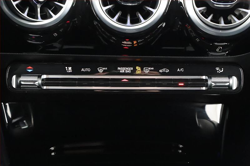 Mercedes-Benz CLA (2025) 200, AMG Line, Matrix, Kamera - fotka 26 z 27