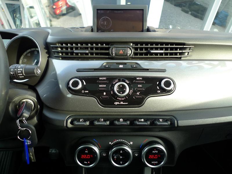 Alfa Romeo Giulietta 1,4 TB 125kW Navi Panorama - fotka 31 z 39
