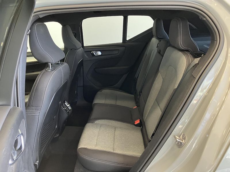 Volvo XC40 B3 FWD Plus Dark AT7  - fotka 12 z 38