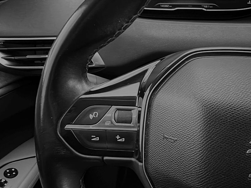 Peugeot 3008 (2018) Allure, 130k MAN6, tažné z. - fotka 14 z 33