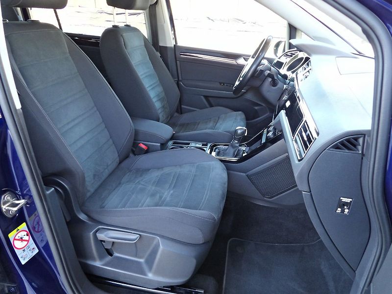 Volkswagen Touran 1.5TSI DSG Highline 7 míst TZ - fotka 25 z 37