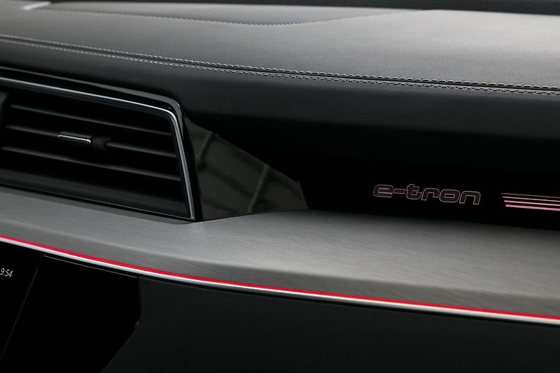 Audi e-tron 55 300kW Pano NightV HUD Tažné - fotka 26 z 50