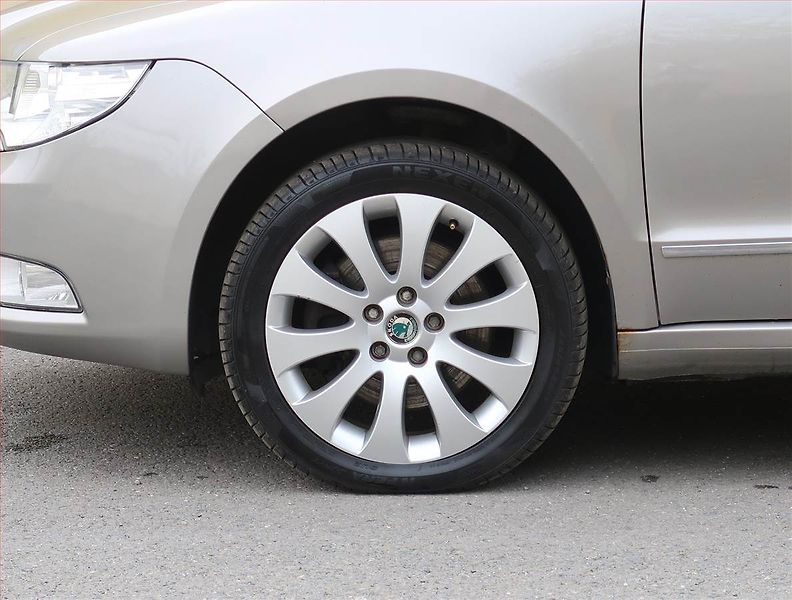 Škoda Superb (2011) 2.0 TDI, 4X4, Tempomat - fotka 14 z 21