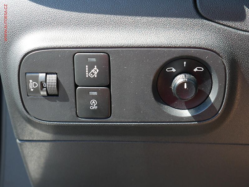 Citroën C3 (2019) 1.2i, 1.maj,ČR, AC, temp - fotka 18 z 21