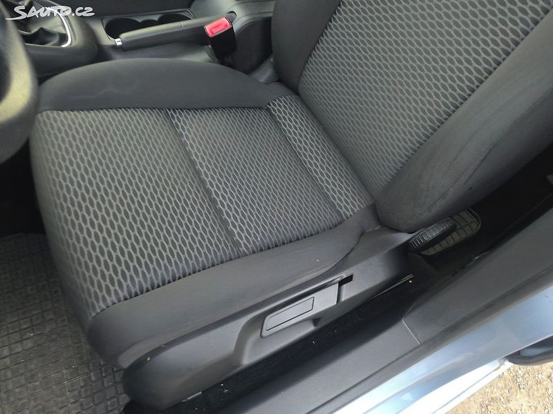 Volkswagen Golf TDI 66KW,PĚKNÝ,SERVISKA,1MAJ57 - fotka 16 z 23