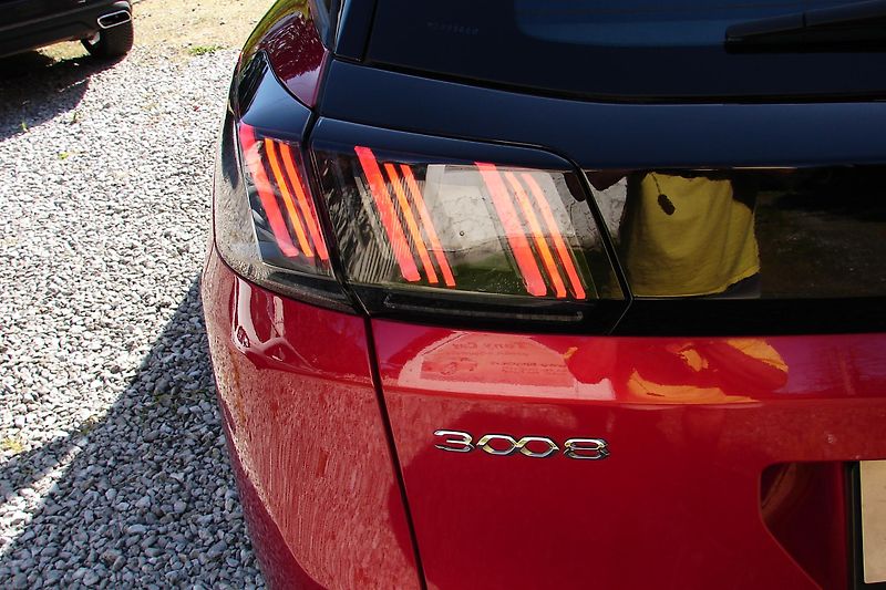 Peugeot 3008 1.5 BlueHDi 131PS 8EAT LED NAV - fotka 37 z 46