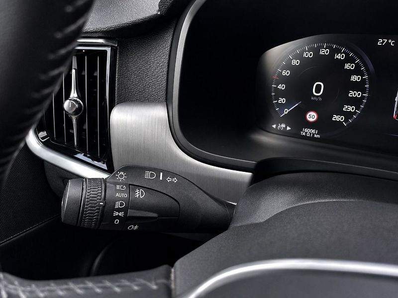 Volvo V90 (2019) 2.0 D4 140kW MOMENTUM - fotka 25 z 32