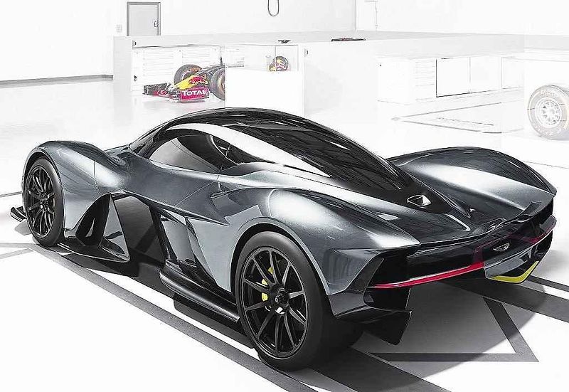 Aston Martin Valkyrie se Serenou Williams.