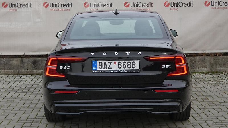 Volvo S60 B5 AWD Ultimate Dark - fotka 4 z 21