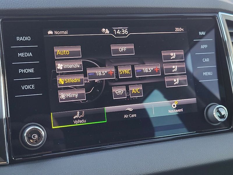 Škoda Karoq Top Selection 1,5TSI 110kW - fotka 25 z 30