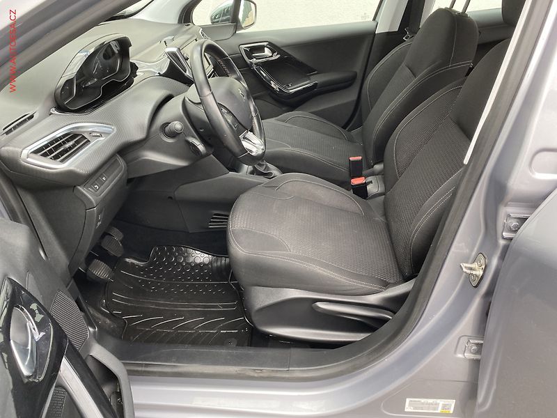 Peugeot 208 (2019) 1.2PT, Allure, navi - fotka 9 z 15
