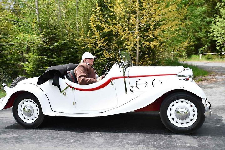 Historická vozidla a motorky projely v sobotu Českým lesem v rámci vyjížďky zvané Po pašeráckých stezkách.
