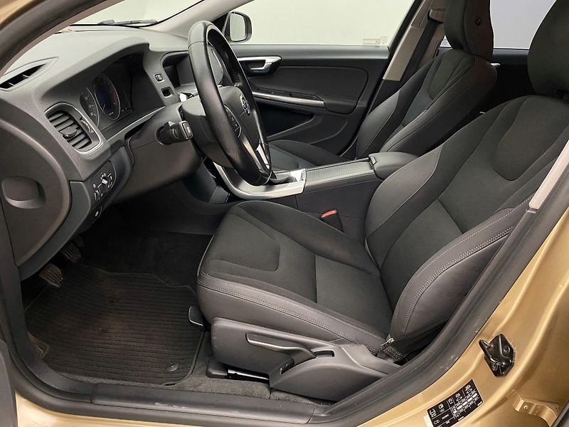 Volvo V60 D5 MOMENTUM REZERVACE - fotka 3 z 43