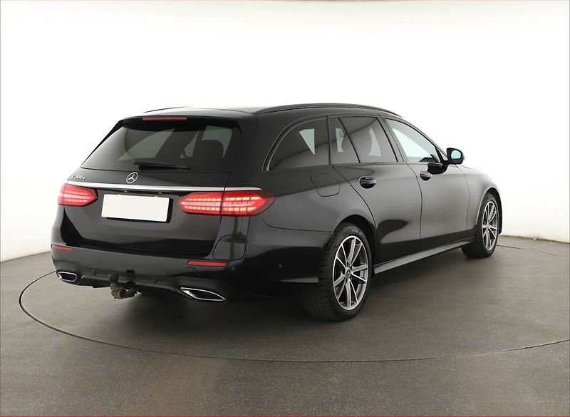 Mercedes-Benz Třídy E (2021) AMG Paket E 300 e 4MATIC - fotka 5 z 31