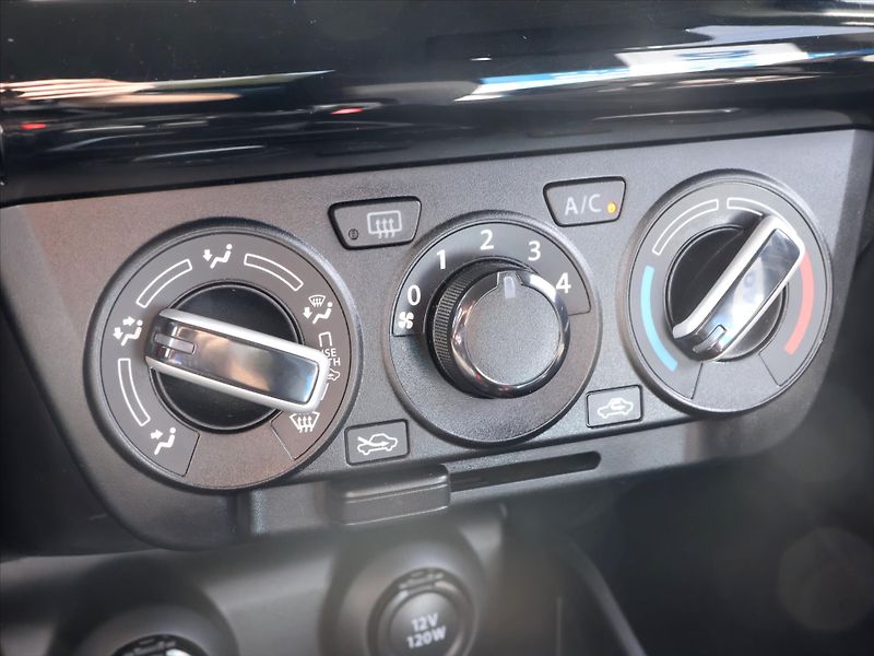 Suzuki Swift 1,2 DualJet 66kW Comfort 1.Maj - fotka 17 z 27
