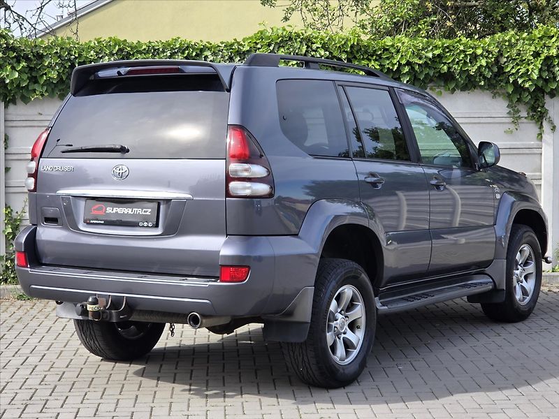 Toyota Land Cruiser 3,0 D-4D 127kW 8-míst ČR 1.maj - fotka 6 z 44