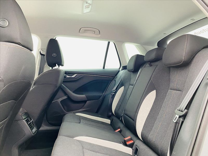 Škoda Kamiq 1,0 TSI 85kW Top Selection - fotka 6 z 27