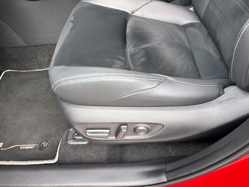 Toyota RAV4 2.5 HSD e-CVT AWD GR-Sport - fotka 14 z 29