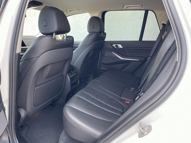 BMW X5 (2019) xDrive 40i AT 340k - fotka 17 z 28