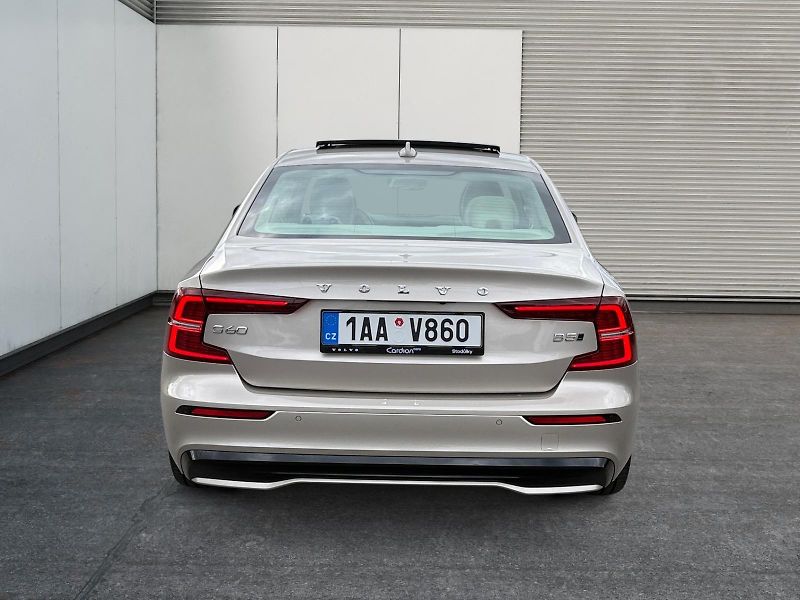 Volvo S60 (2023) ULTIMATE DARK B5 184kW AWD TAŽ - fotka 5 z 11