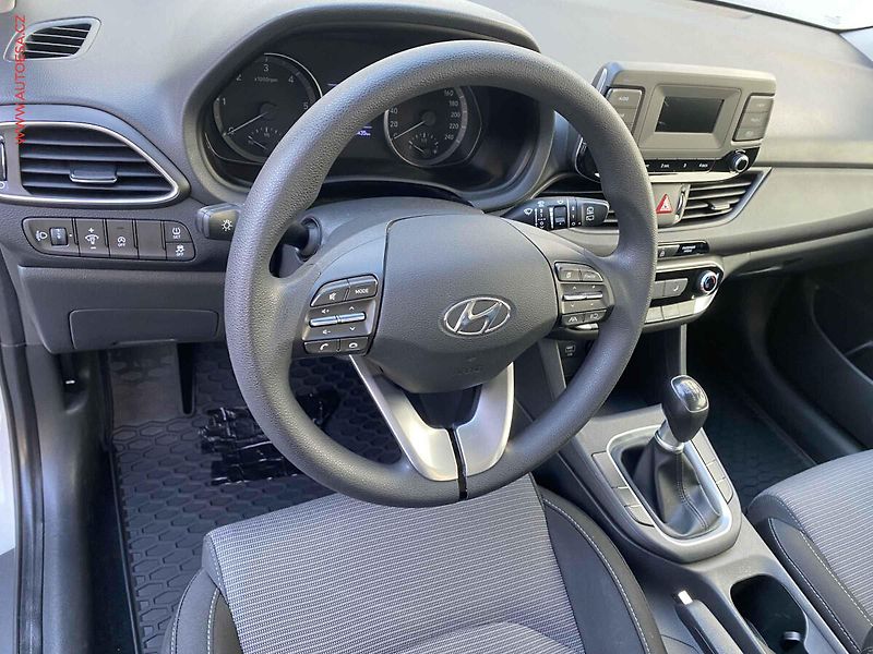 Hyundai i30 (2021) 1.6 CRDi, 1.maj,ČR, AC, park - fotka 12 z 16