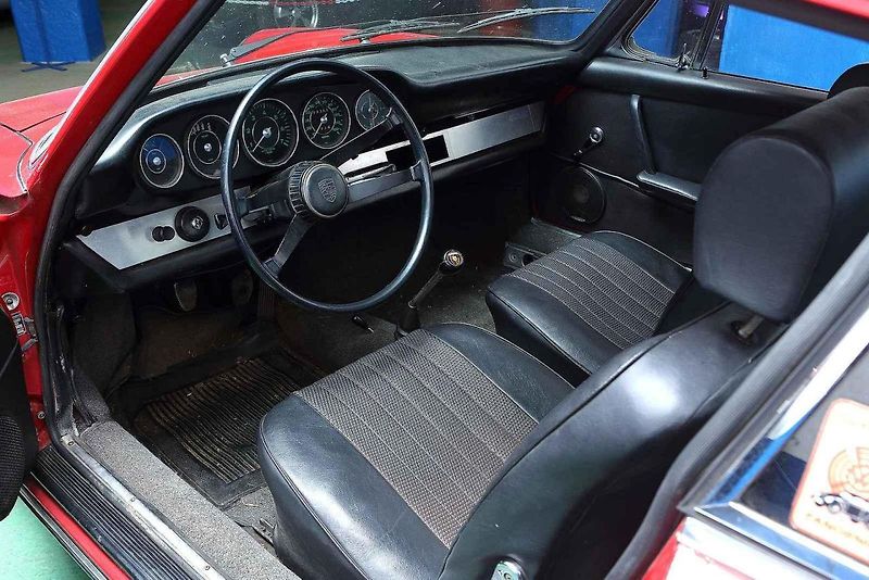 01 - Automobilový nadšenec a sběratel Jaromír Kostlivý otevřel ve Stodu u Plzně nové muzeum veteránů věnované vozům značek Volkswagen Brouk a Porsche. Návštěvníci uvidí naleštěné brouky i auta v procesu renovace, expozice čítá na 40 vozů.