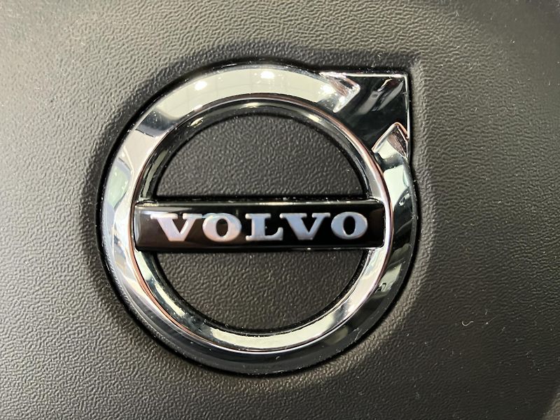 Volvo XC60 B4 FWD Ultimate Dark AT8 - fotka 41 z 44