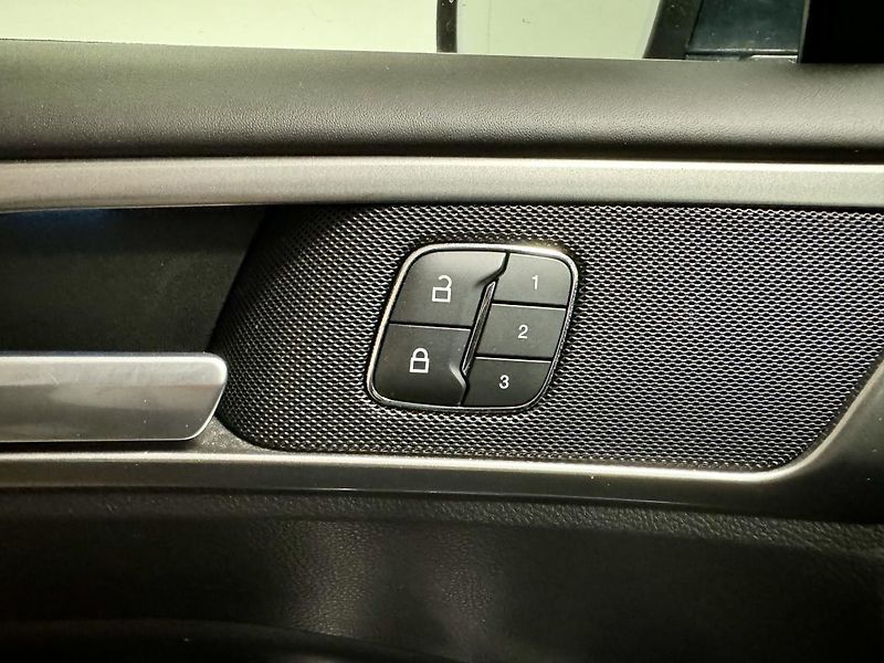 Ford Mondeo (2020) 2.0 187ps Hybrid ecvT VIGNALE  - fotka 25 z 40