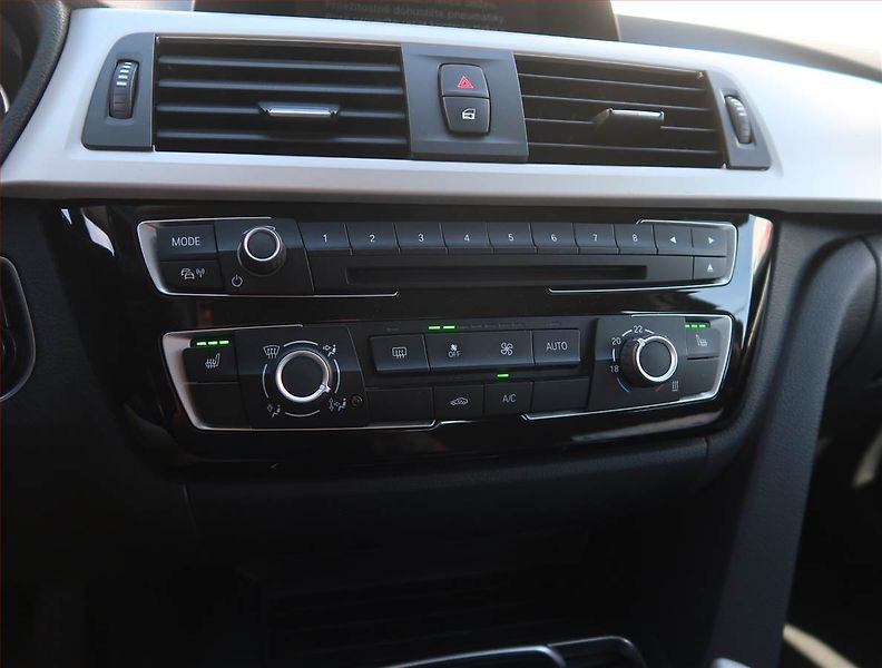 BMW Řada 3 (2017) 320 d xDrive, 4X4, Automat - fotka 16 z 20