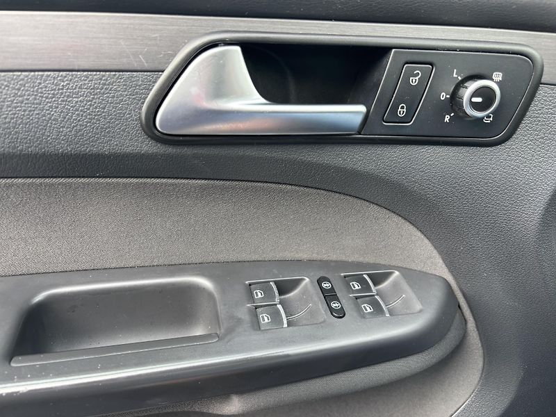 Volkswagen Touran (2013) 2.0TDI, 103kW. DSG, 7míst - fotka 15 z 16