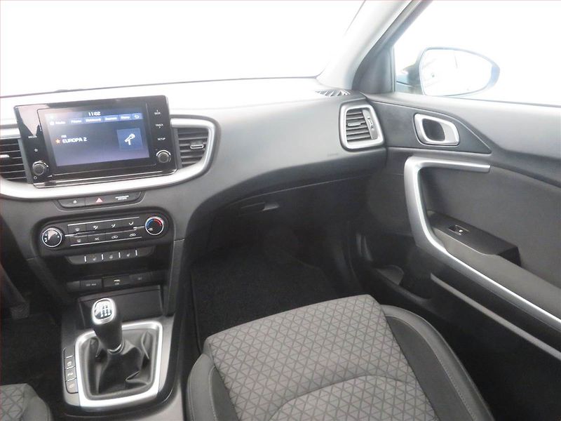 Kia Ceed (2022) Silver 1.5 T-GDI MHEV - fotka 8 z 16