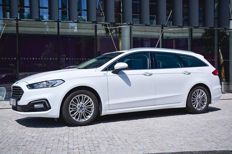 Ford Mondeo (2021) 2.0 138kw Hybrid ecvT TITANIUM - fotka 23 z 32