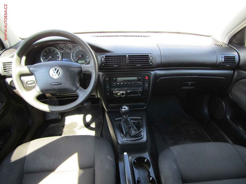 Volkswagen Passat (2002) 1.6 i, AC, výhřev sed - fotka 8 z 14