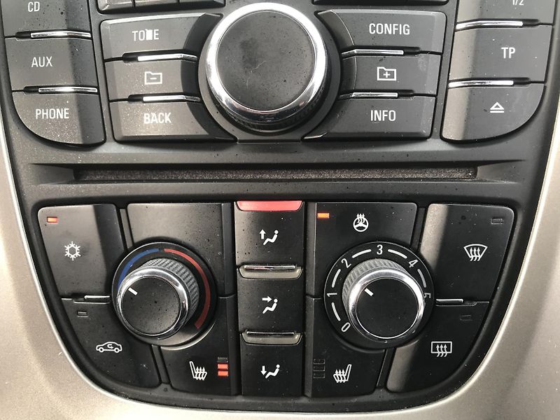 Opel Astra 1.4i 74 KW,KLIMA ,TEMPOMAT.... - fotka 13 z 16