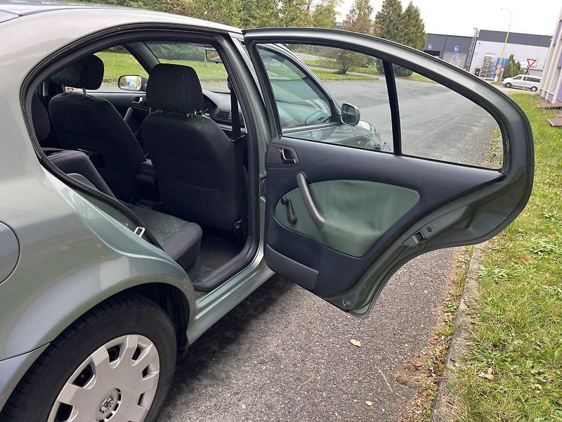 Škoda Octavia 1,6 MPi Ambiente/ servisní k. - fotka 17 z 28