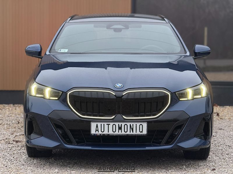 BMW Řada 5 (2025) 550e xDrive Touring M Sport - fotka 11 z 34